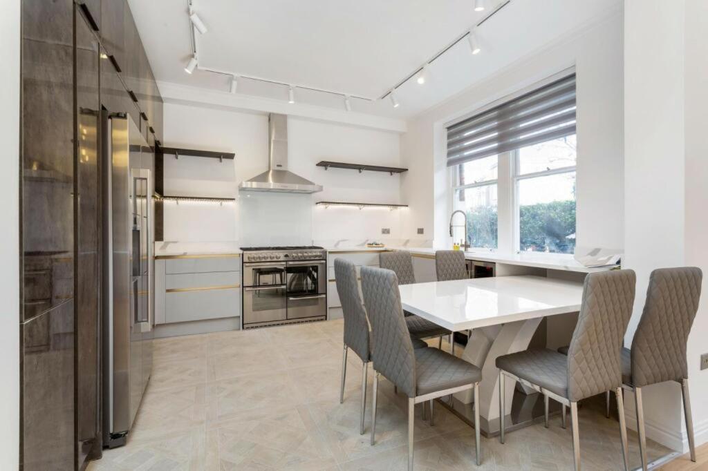 Modern Chelsea Flat, 3Bd 2Bath, With Parking Apartment Лондон Екстериор снимка